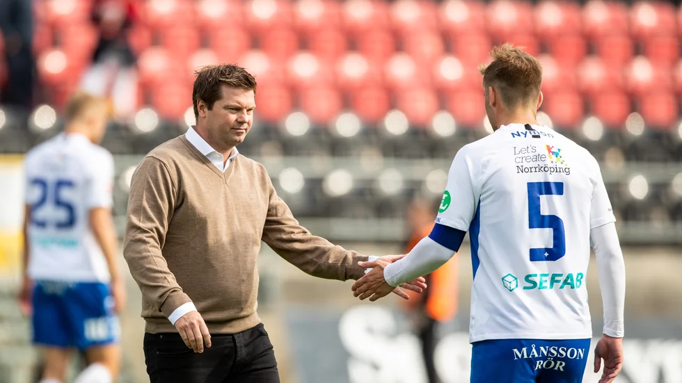 Bra jobbat! Jens Gustafsson fick tre mål av Christoffer Nyman i IFK:s övertygande cupseger mot Gottne. 