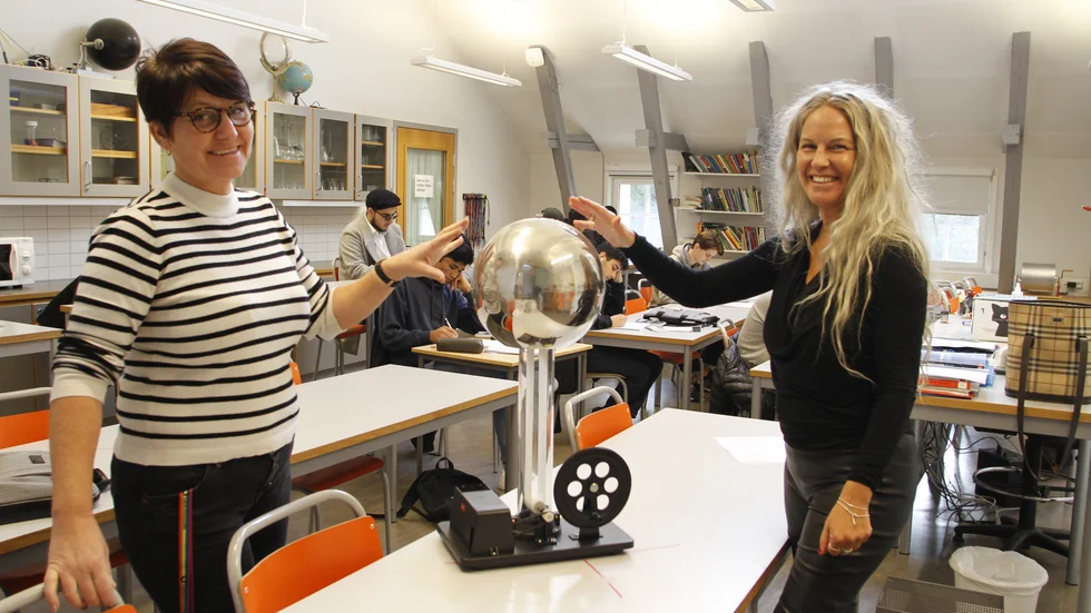 Malin Tiger Nyrén och Therese Pettersson, lärare i NO-ämnen på Thomasgymnasiet, ska få åka till Nobelmuseum och där bland annat lyssna till celebriteter. I bakgrunden syns elever från årskurs 2 och på bordet en Van de Graaff-generator.