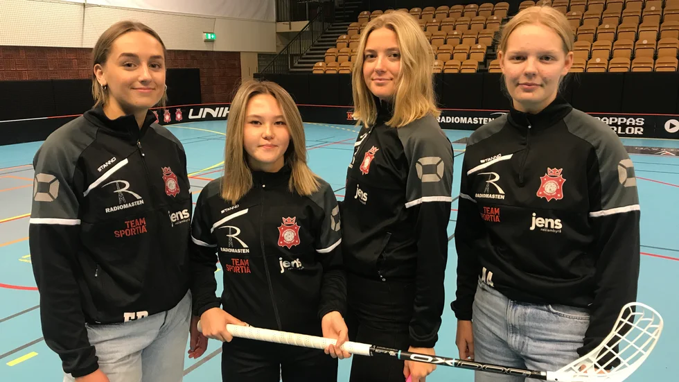 Ellen Berglund, Emma Fogelqvist, Stella Kolbrink Blomberg och Astrid Andersson är alla med i Solfjäderstadens juniorlag som i vinter siktar på att vinna sin serie. "Vi är ett bra lag", säger Stella.