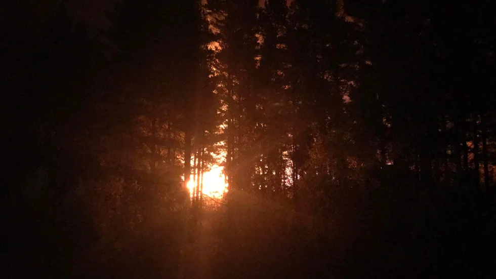 En stor byggnad på Marma skjutfält brinner med öppna lågor sedan 16-tiden på onsdagen.