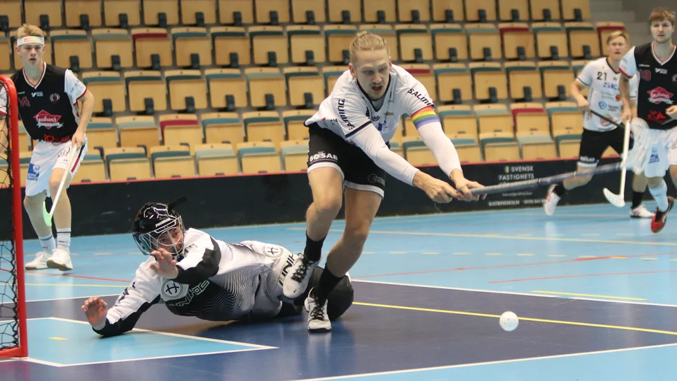 Med ett konstmål inför tomma läktare gjorde August Härnström matchens första mål. Sen blev det besvärligare för serieledaren mot tabelljumbon.