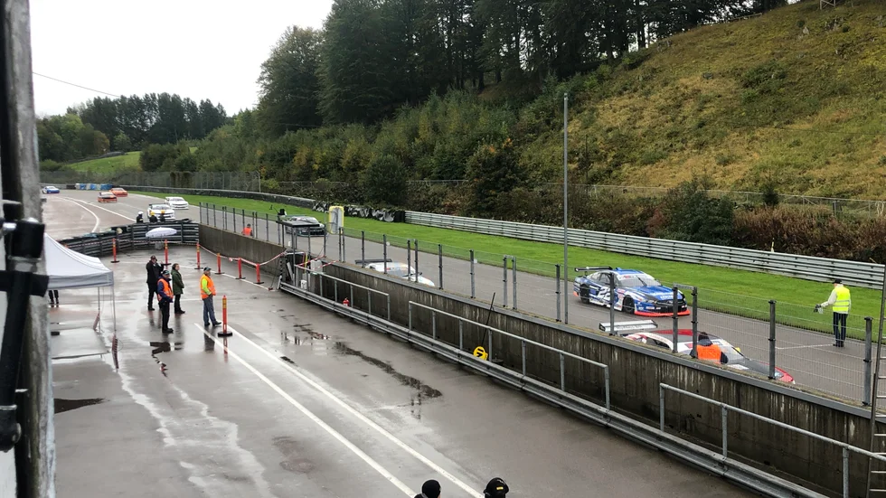 Det är regnigt på Knutstorp den här förmiddagen när allt ska avgöras i STCC.