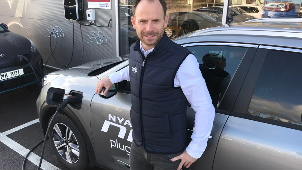 Daniel Serrander berättar att företagets storsäljare är laddhybriden KIA Niro.