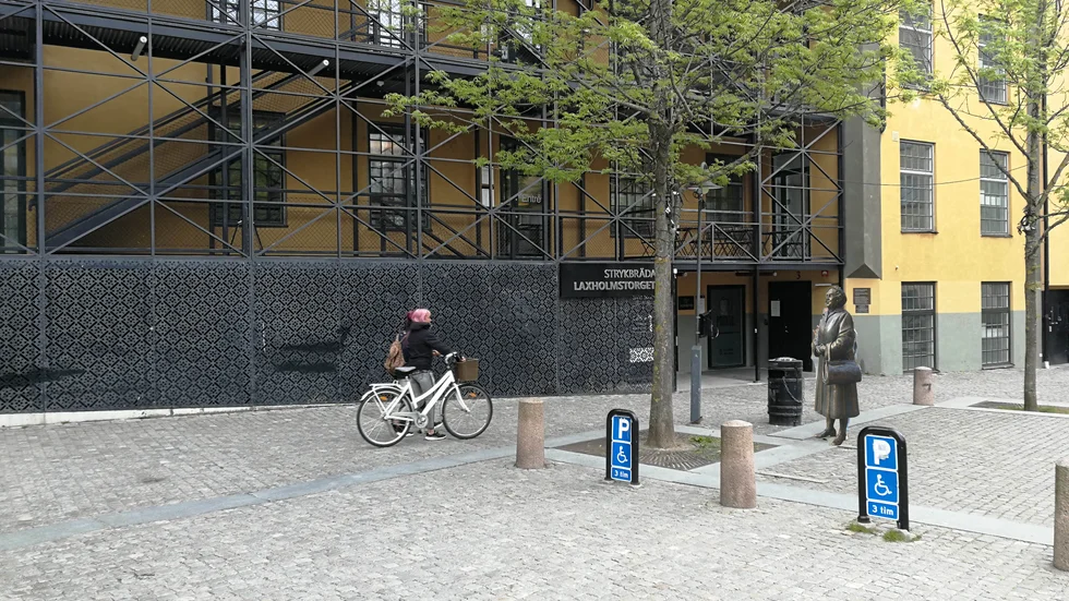Bildmontage som visar den tänkta placeringen av skulpturen, på Laxholmstorget. För konstnären Susanna Arwin symboliserar den klassiska tanten med handväskan civilkurage.