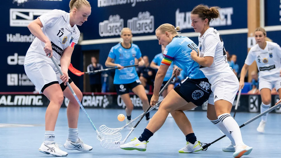 Lagkaptenerna Klara Molin, Sirius, och Warbergs Camilla Halldén i duell mot varandra. Amanda Collin (till höger) är också med i duellen.