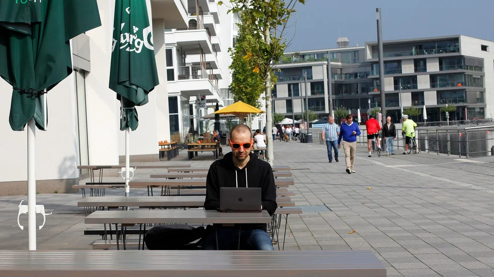 Klä av dig och sätt dig på bristen. Nåja, alla läkarbesök lämpar sig inte för digitala besök från en uteservering.