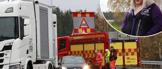 Moa krockade med stolpar på våt E4: "Fick vattenplaning"