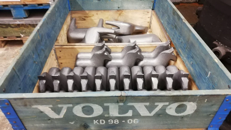 Skrot från gamla Volvobilar ska bli dalahästar på Tierps järnbruk.