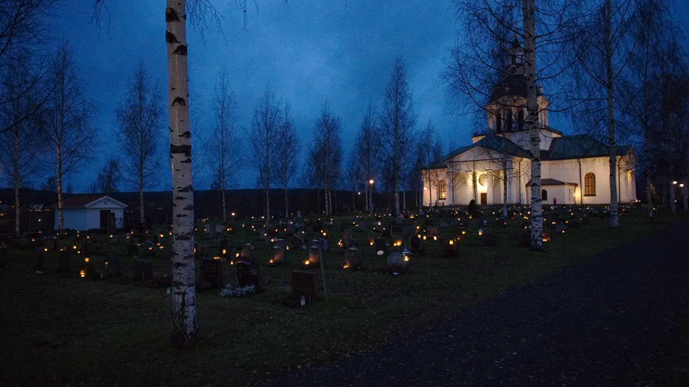 Landkyrkan och kyrkogården lyste än starkare i skymningen.