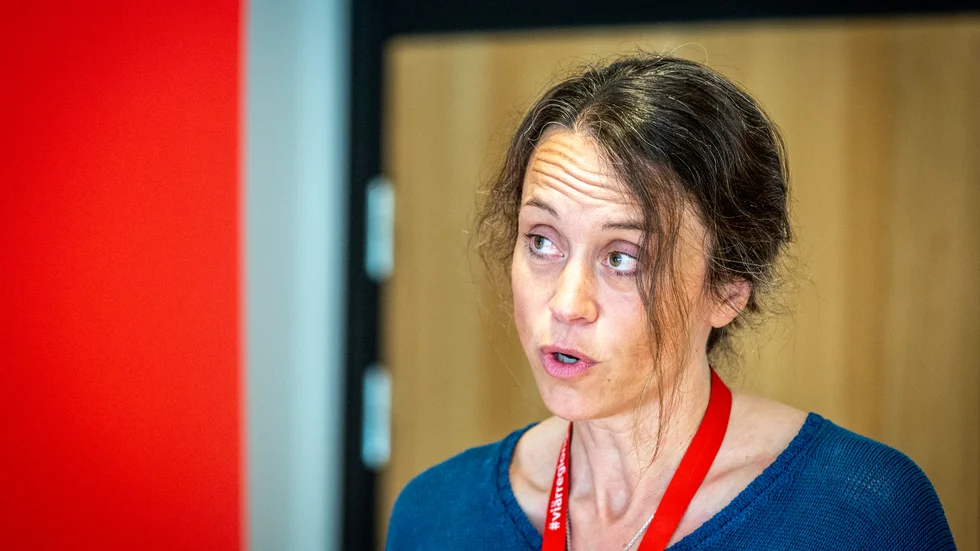 Maria Amér gör bedömningen att den nya omikronvarianten av coronaviruset uppenbarligen smittar lättare.