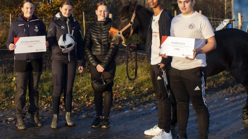 Från vänster: Lydia Wastesson, Hilma Viinikkala och Stella Holmberg, alla från Ryttarkamraterna, hästen Tam, samt Karim Hassan och Omar Alsai, från Finspångs FK.