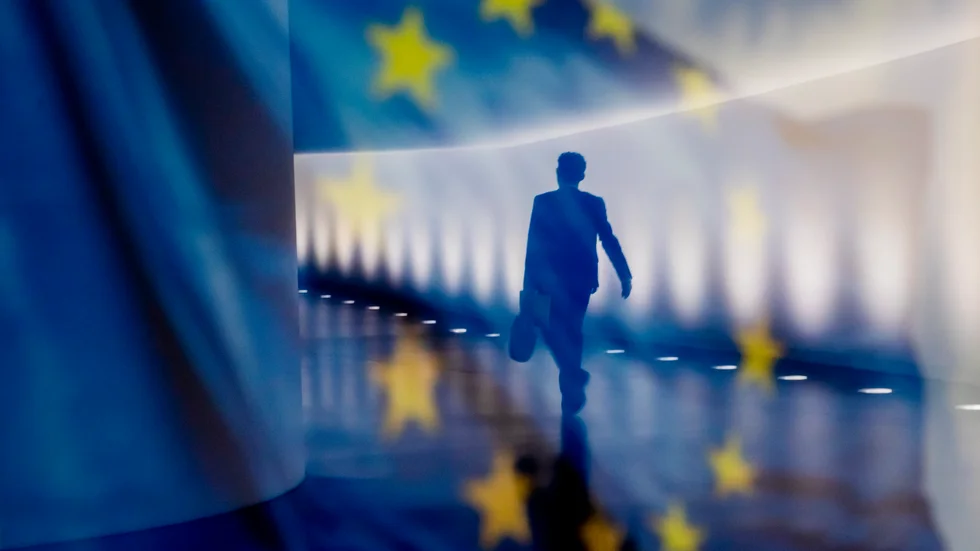 EU-flaggan reflekteras i ett fönster i Berlin. Arkivbild.