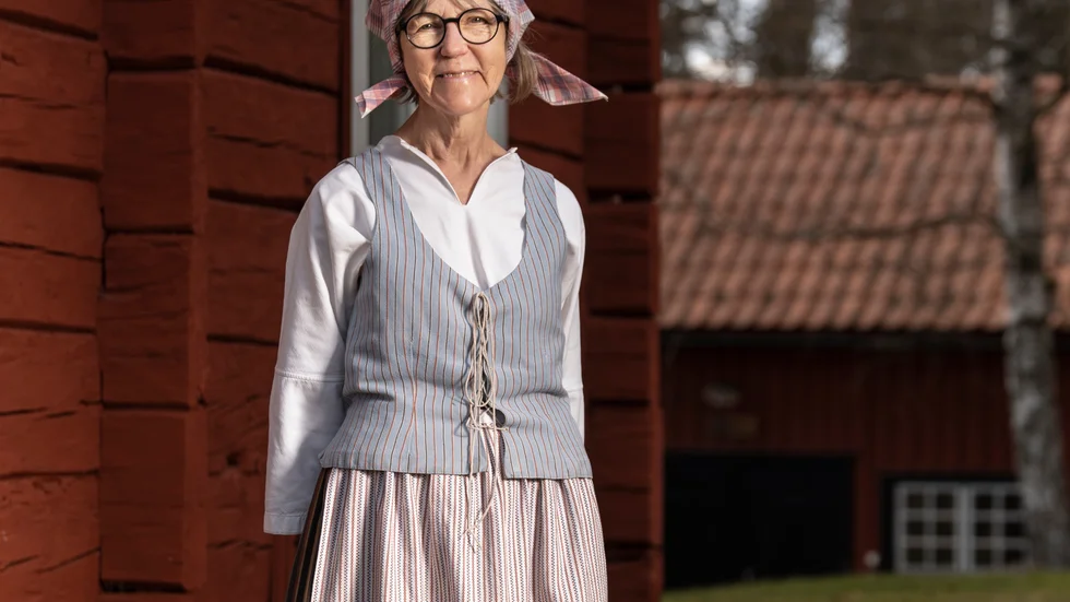Birgitta Hägg från Orgagillet visar upp dräkten vid Vånga hembygdsgård. En sommardräkt i bomull.