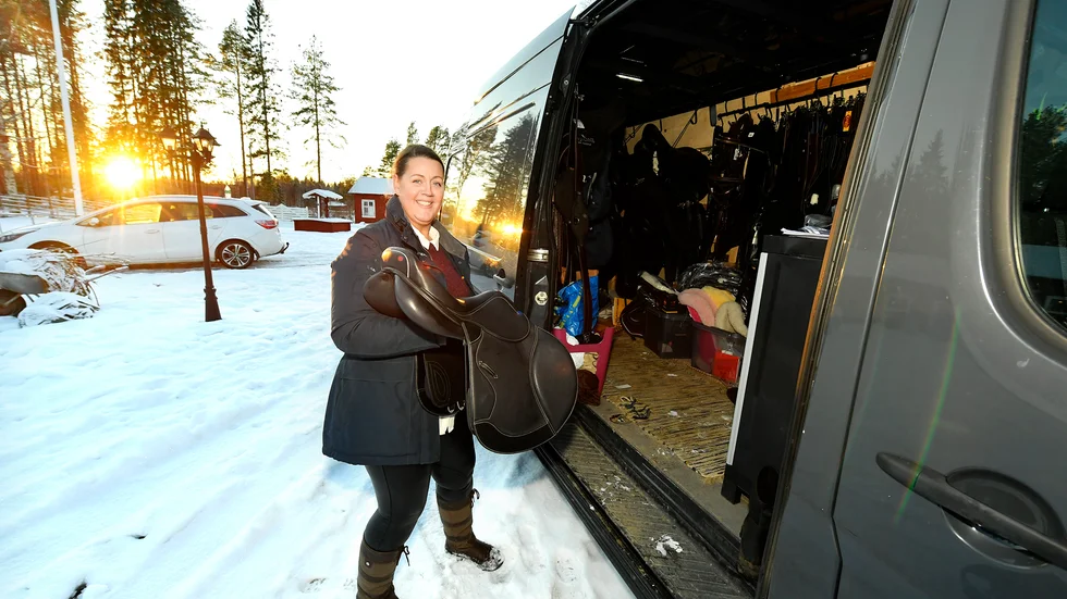 När Andrea Waller åker i väg för att passa in sadlar till hästar har hon bussen fylld, i den ryms ett 60-tal sadlar. ” Tidigare så kunde jag köra 7 000 mil per år”, säger Andrea.