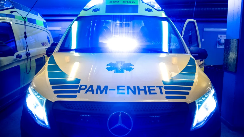 Till skillnad från vanliga ambulanser kör psykiatriambulansen inte blåljus, det vill säga utanför hastighetsgränser.

