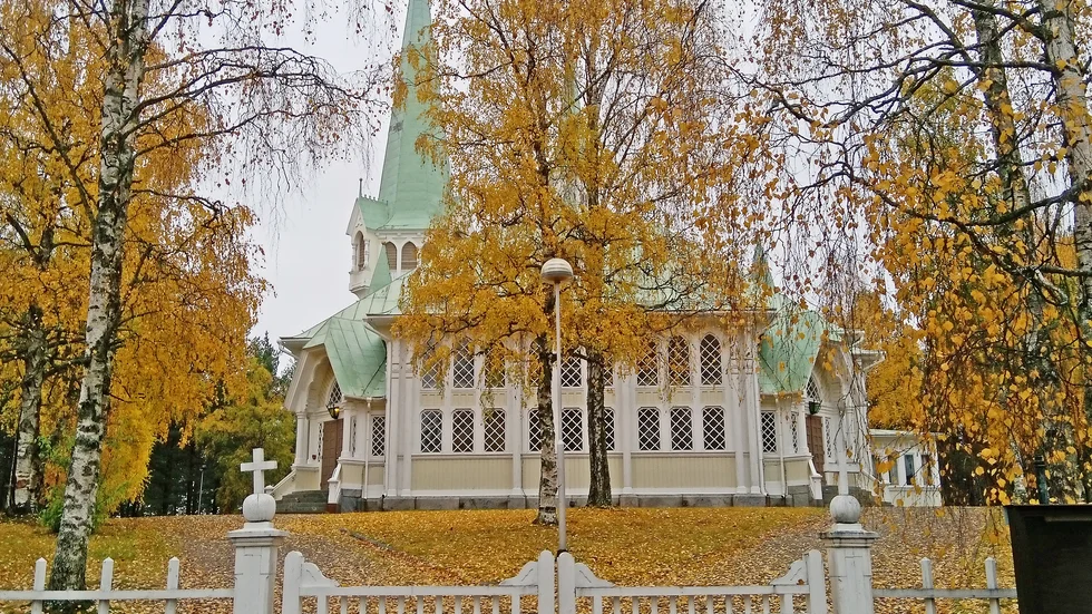 Jokkmokks kyrka i vacker höstskrud.