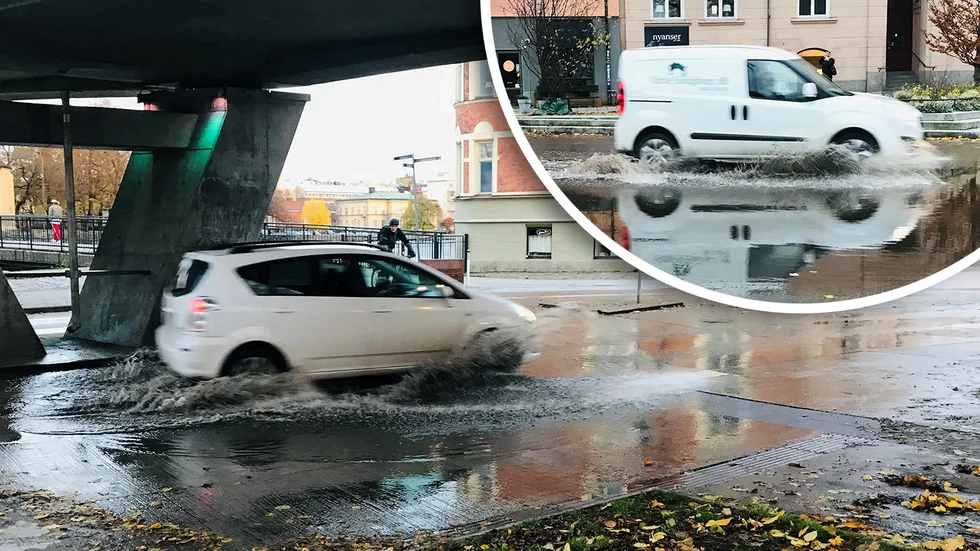 Stora mängder vatten hade samlats på två ställen på Köpmangatan i Eskilstuna på tisdagsmorgonen.