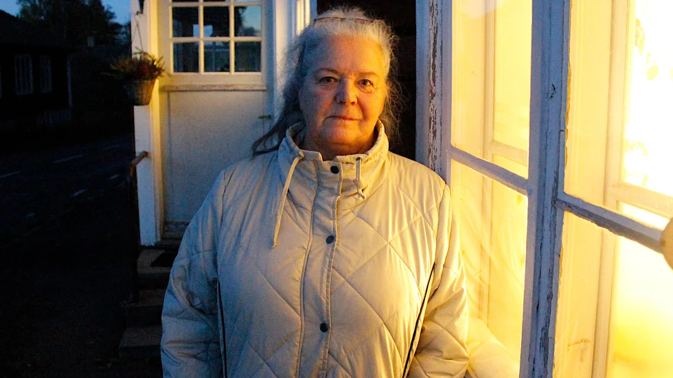 Ingela Vingstedt tycker inte att det är okej att lamporna vid vägen är trasiga. Mörkret kan orsaka olyckor menar hon.