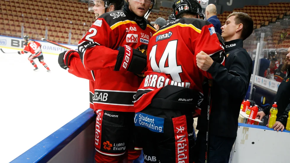 Jonas Berglund tvingades kliva av matchen mot HV71.
