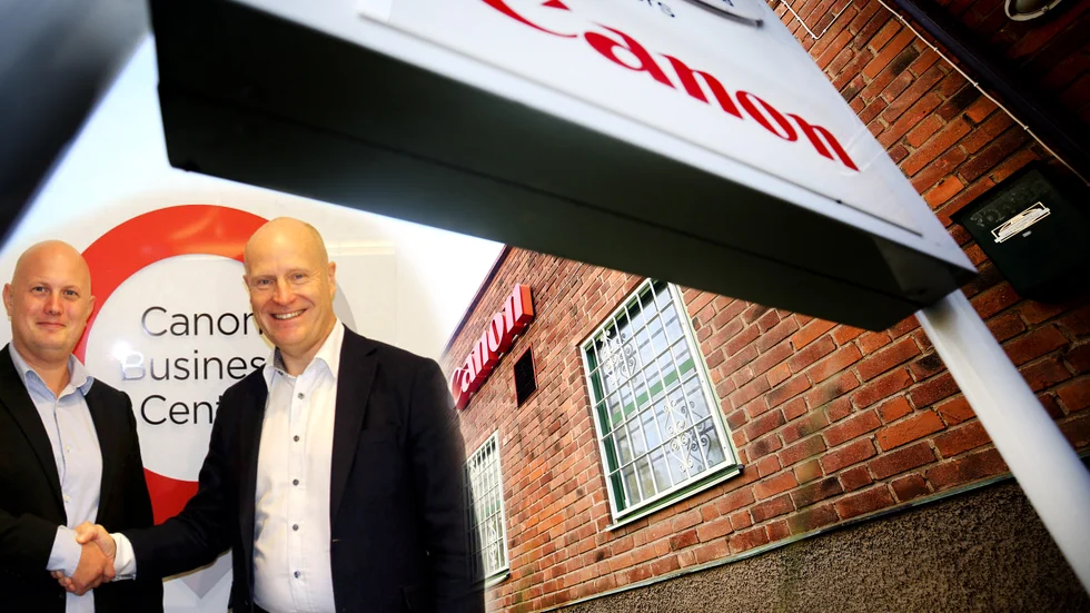 Joakim Biverman, till vänster, har köpt Canon business center Mälardalen av Robert Wigren. Ägarskiftet sker vid årsskiftet.