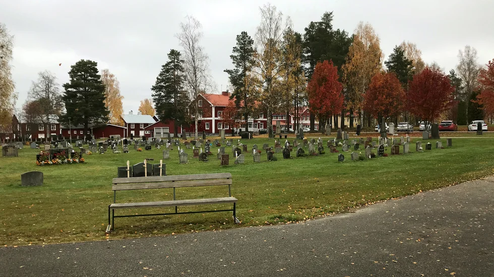 Övriga församlingar i Piteå kommun tar på sig kostnaden för att förstärka stenarna medan Norrfjärdens församling envist håller fast vid att gravrättsinnehavaren ska betala, skriver skribenten. 