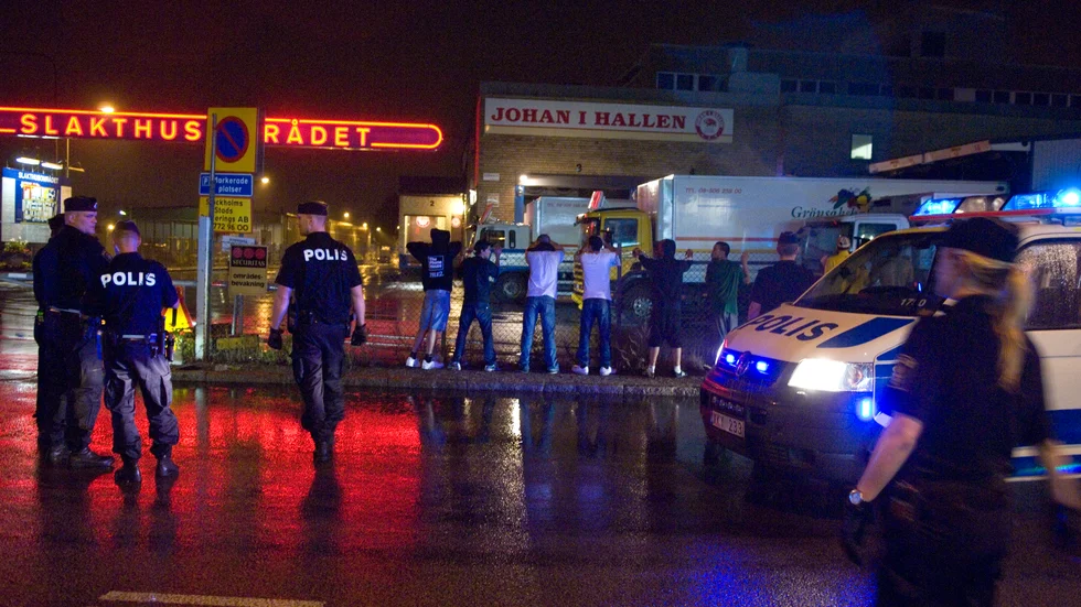 "Det är viktigt att ordet klan ses som en organisation. Oavsett om medlemmar är släktingar eller delar samma religiösa- eller kulturella åsikter, lyder de under svensk lag", skriver krönikör Jenny Ekenlie.