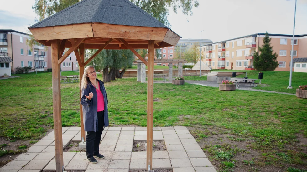 Bostadsforskaren Åse Richard ger en guidad vandring genom Gränby och berättar om renoveringarnas konsekvenser. Här står hon under något som är svårt att förstå vad de ska användas till. "Man borde ha frågat de boende vad de vill ha, säger hon. 