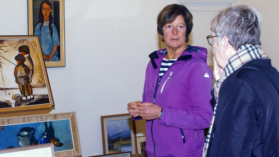 Agneta Nyman, ny medlem i Arvidsjaurs konstförening, tog under lördagens konstloppis chansen att saluföra några av hennes föräldrars sparade konstverk.