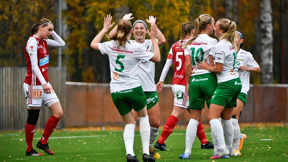 Hayley Dowd gratuleras efter ett av sina tre mål av lagkamraten Lina Pettersson. Dowds tre mål innebär att lagkaptenen nu gjort 14 mål på 19 matcher den här säsongen.