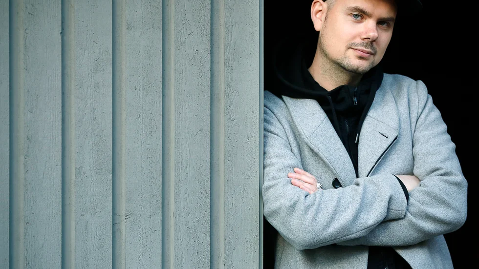 Simon Ericsson har släppt sin första låt på svenska under sitt eget namn. Han kommer att fortsätta släppa poplåtar på engelska under sitt artistnamn Simon Erics.