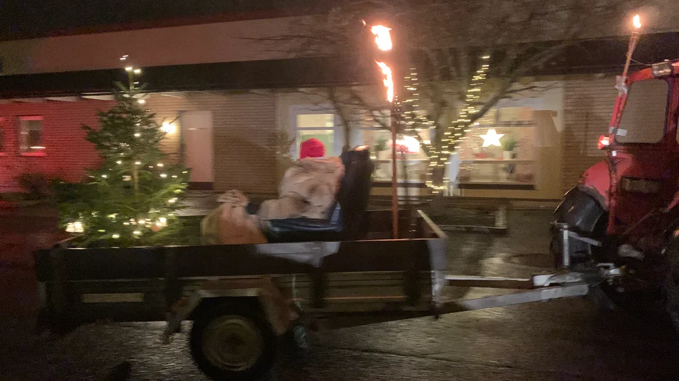 Jultomten satt längst bak i tåget och vinkade till publiken. 
