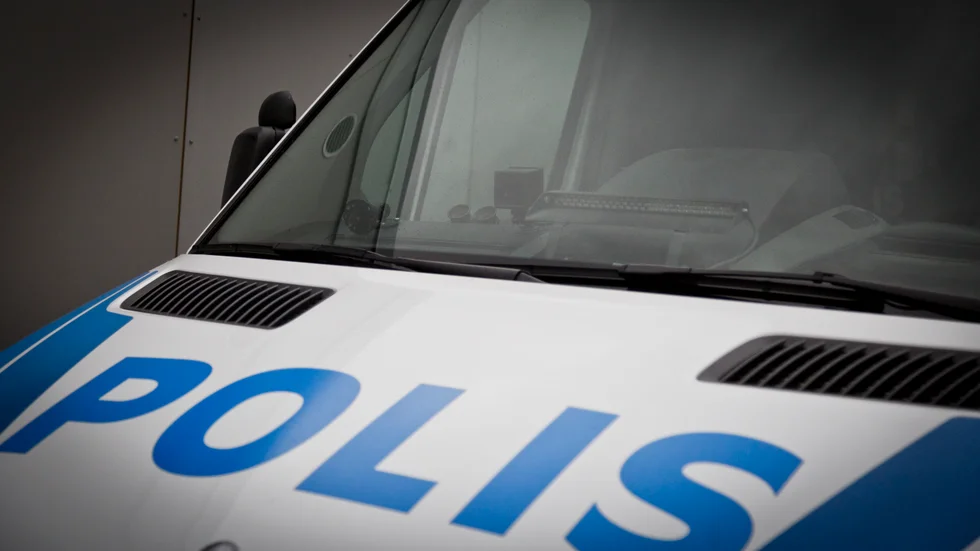 Polisen tvingades preja mannen av vägen.