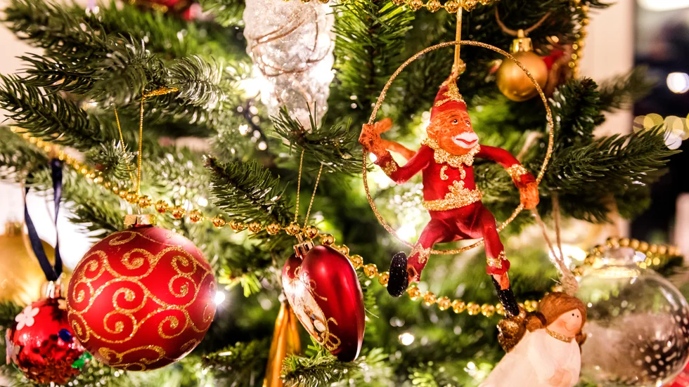 Svenska kyrkan delar ut julkassar i stället för att hålla sitt öppna hus.