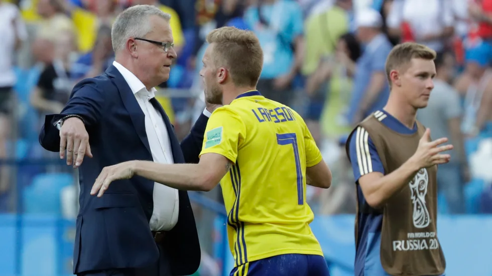 Sebastian Larsson var en tänkt startman i EM 2020. När mästerskapet skjutits fram ett år riskerar 35-åringen att få en betydligt mindre roll i Janne Anderssons landslag.