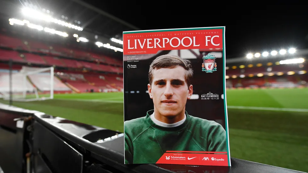 Ray Clemence hedrades när regerande ligamästaren Liverpool mötte Leicester hemma på Anfield Road i Premier League 22 november. 