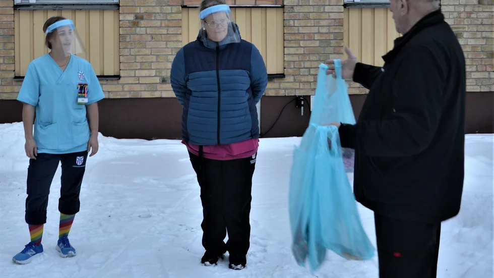 Lions Tor Erling Andreassen delar ut presentkort vid Kaitumgården i Jokkmokk.