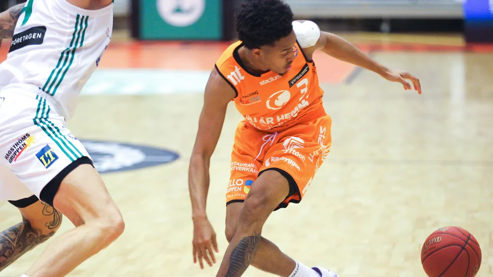 Kamau Stokes spelade bara åtta minuter på fredagskvällen. Amerikanen stukade foten och fick se Dolphins förlora i slutminuterna. 