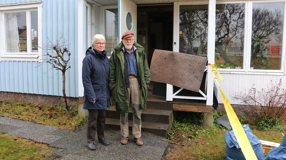 Söndagsmyset framför brasan förvandlades till en mardrömsliknande upplevelse för Margareta Helander och Anders Ullman. De hörde ett konstigt ljud och sedan upptäckte de att det brann i huset.