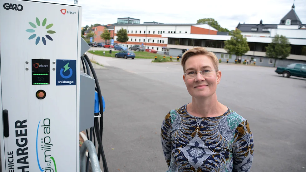 Caroline Axelsson, Miljöpartiet, valde att ses vid laddstolparna vid gymnasieskolans parkering. "Fossilfritt bränsle och eleverna på gymnasiet är kommunens framtid", motiverar hon.