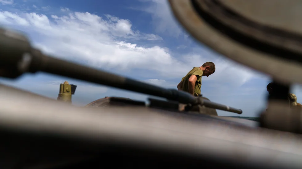 En ukrainsk soldat ovanpå en stridsvagn i Donetsk, den 22 augusti. Arkivbild.