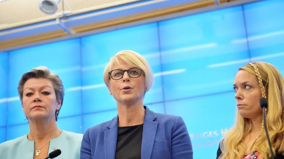 Överens. Arbetsmarknadsminister Ylva Johansson (S), Elisabeth Svantesson, vice partiordförande, (M) och Johanna Jönsson (C), talesperson för integration och migrationsområdet, vid pressträffen då överenskommelsen presenterades.