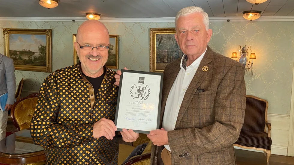 World's children's prize-grundaren Magnus Bergmar tog emot Sörmlandsakademiens utmärkelse på onsdagseftermiddagen. Till höger Claes-Göran Hedén, akademins ordförande.