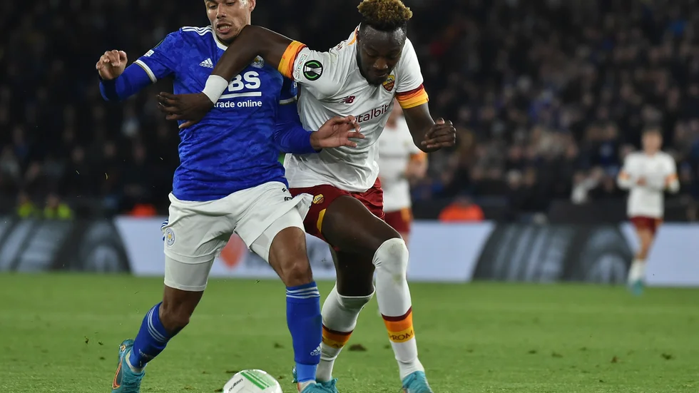 Wesley Fofana, här i kamp för förre Chelsea-strikern Tammy Abraham, är klar för Londonlaget. Arkivbild.