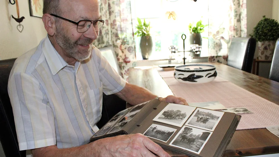 Gunnar Johansson har många bilder på oxarna Hjärten och Blacken, som hans pappa Karl Johansson använde i lantbruket i nästan 20 år. "Det är ovanligt för nötkreatur att bli så gamla, men de var hans trotjänare."