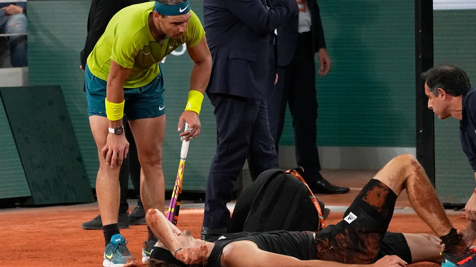 Rafael Nadal kollar till Alexander Zverev efter den sistnämndes skada under semifinalen i Franska mästerskapen i juni. Tyske Zverev har fortfarande inte återhämtat sig helt, och missar därför US Open. Arkivbild.