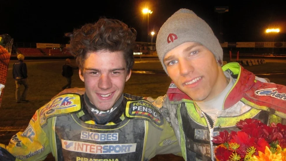 Anton Rosén och Przemyslaw Pawlicki jublar sedan Piraternas finalplats blivit klar i natt.