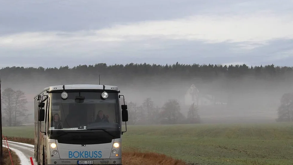 "Att kunna ta sig en kortare sträcka fram till bussen, prata lite och låna några böcker samt sedan av egen kraft kunna ta sig tillbaka till sitt hem är väldigt viktigt för den personliga känslan av att klara detta utan assistans." Det skriver Gösta Johansson i sin insändare.
