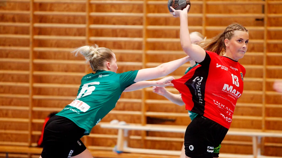 Lovisa Skagerlind, en av EHF:s bästa niometersskyttar, vid en tidigare match den här säsongen. Nu tvingas hon till en knäoperation och ett långt uppehåll. "Klart man vill tillbaka till handbollen", säger hon även om fokus just nu bara ligger på att bli hel.