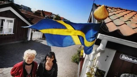 Mor och dotter Ackrell ser fram emot renoveringen av Båtsmansstugorna. Till midsommar ska det utvändiga arbetet vara klart.Arkivfoto: Ellen Kindstrand