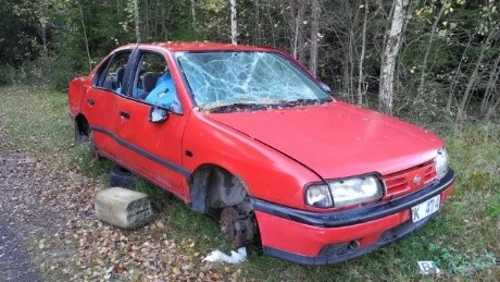 Numera är bilen att betrakta som ett vrak. Det är inte lätt att bli av med en bil som parkerats på privat mark. Foto: Lena Pettersson